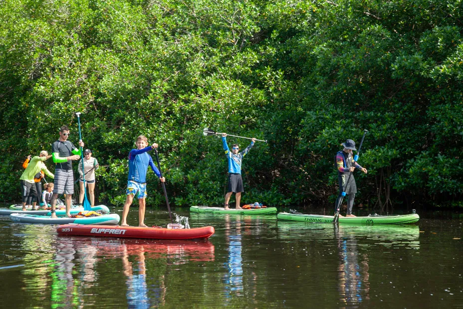 niño aprendiendo paddleboard